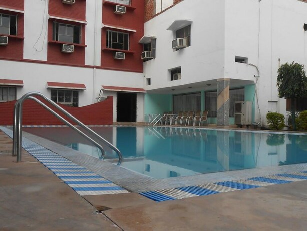 Imagen de la piscina del Hotel Siddharth. Foto 34