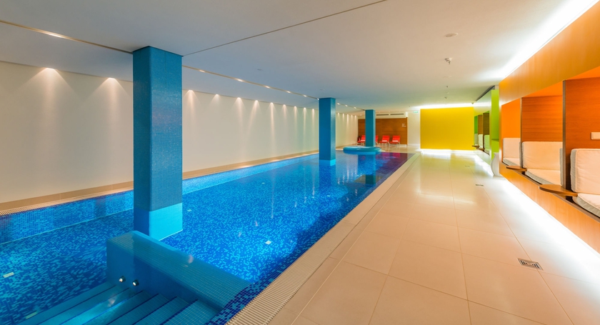 Imagen de la piscina del Hotel Side Design Hamburg. Foto 14