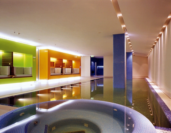 Imagen de la piscina del Hotel Side Design Hamburg. Foto 15