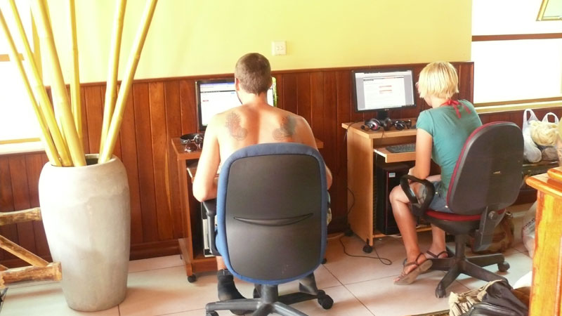 Imagen de los interiores del Hotel Side Walk Never Die. Foto 2