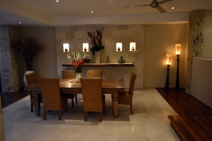 Imagen del bar/restaurante del Hotel Sienna Villas Seminyak. Foto 2