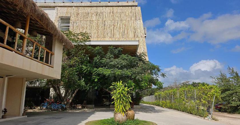 Imagen de los exteriores del Hotel Siente Tulum. Foto 22