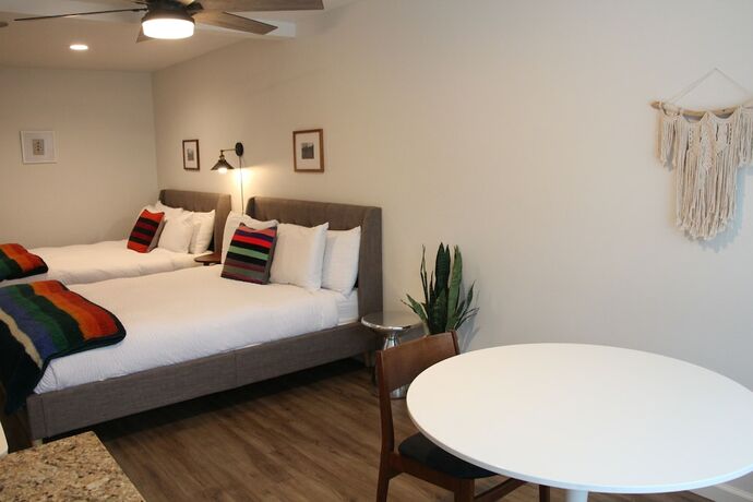 Imagen de la habitación del Hotel Sierra Blue and Swim Club. Foto 12