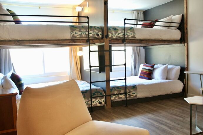 Imagen de la habitación del Hotel Sierra Blue and Swim Club. Foto 16