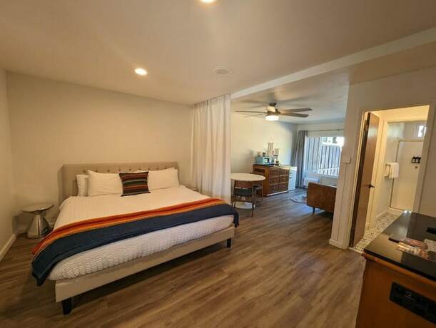 Imagen de la habitación del Hotel Sierra Blue and Swim Club. Foto 18