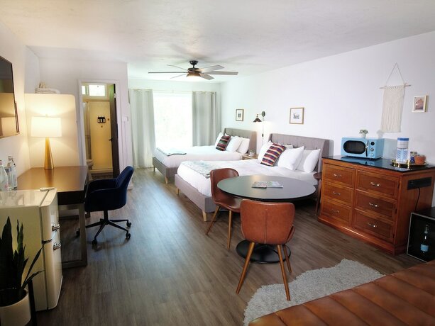 Imagen de la habitación del Hotel Sierra Blue and Swim Club. Foto 19
