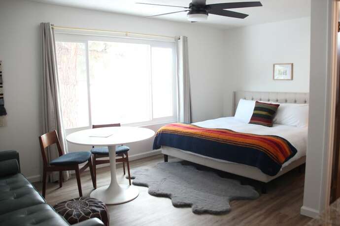 Imagen de la habitación del Hotel Sierra Blue and Swim Club. Foto 20
