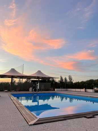 Imagen de la piscina del Hotel Sierra Bungaloves. Foto 18