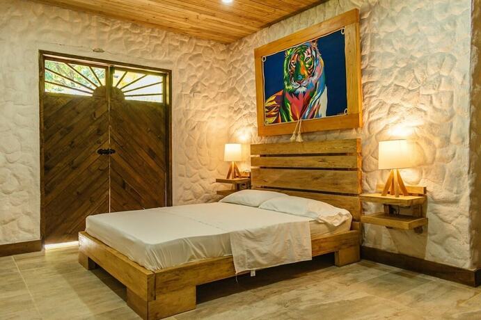 Imagen de la habitación del Hotel Sierra Lim&oacute;n Caba&ntilde;as Club. Foto 11