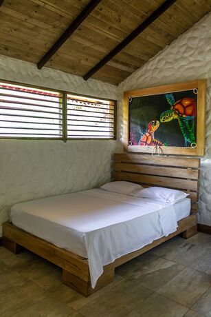 Imagen de la habitación del Hotel Sierra Lim&oacute;n Caba&ntilde;as Club. Foto 12