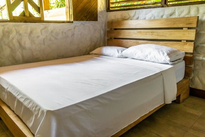 Imagen de la habitación del Hotel Sierra Lim&oacute;n Caba&ntilde;as Club. Foto 14