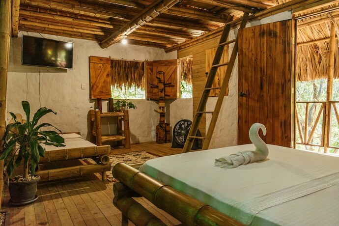 Imagen de la habitación del Hotel Sierra Lim&oacute;n Caba&ntilde;as Club. Foto 17