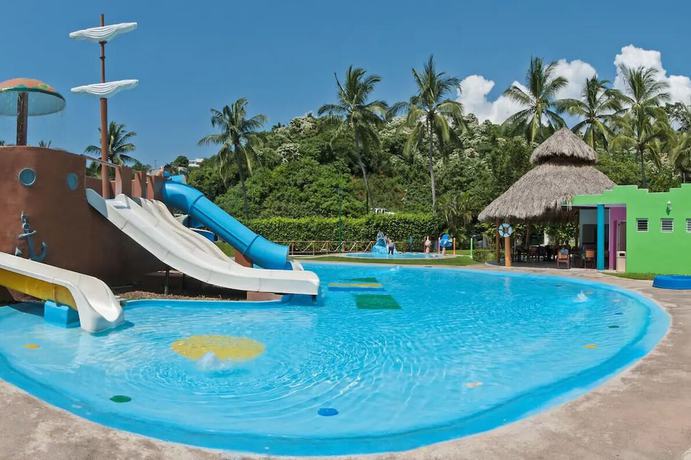 Imagen de la piscina del Hotel Sierra Mar Mazanillo. Foto 10