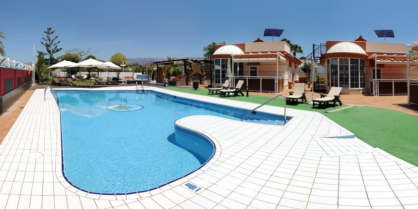 Imagen de la piscina del Hotel Siesta Suites. Foto 17