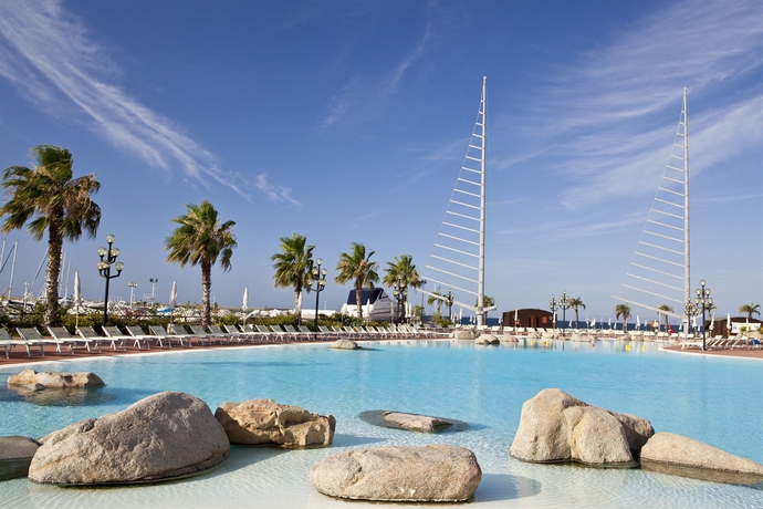 Imagen de la piscina del Hotel Sighientu Resort. Foto 10