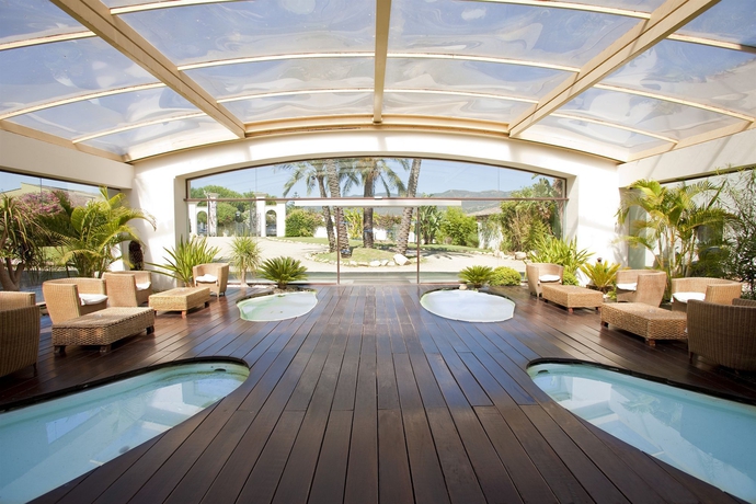 Imagen de la piscina del Hotel Sighientu Resort. Foto 12