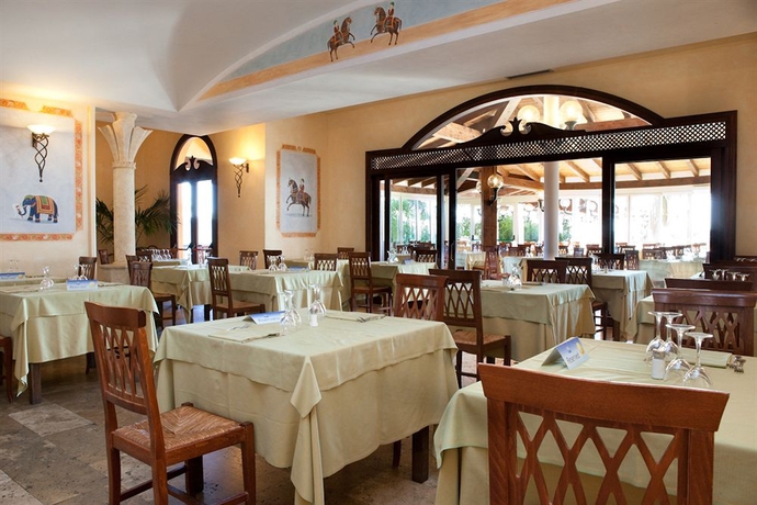 Imagen del bar/restaurante del Hotel Sighientu Resort. Foto 2