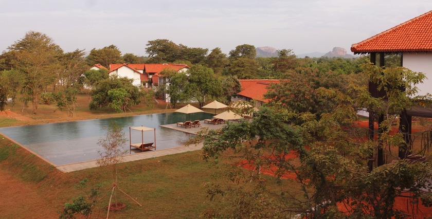 Imagen de la piscina del Hotel Sigiriya Jungles. Foto 16