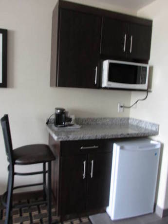 Imagen de la habitación del Hotel Sigma Inn and Suites Melville. Foto 14