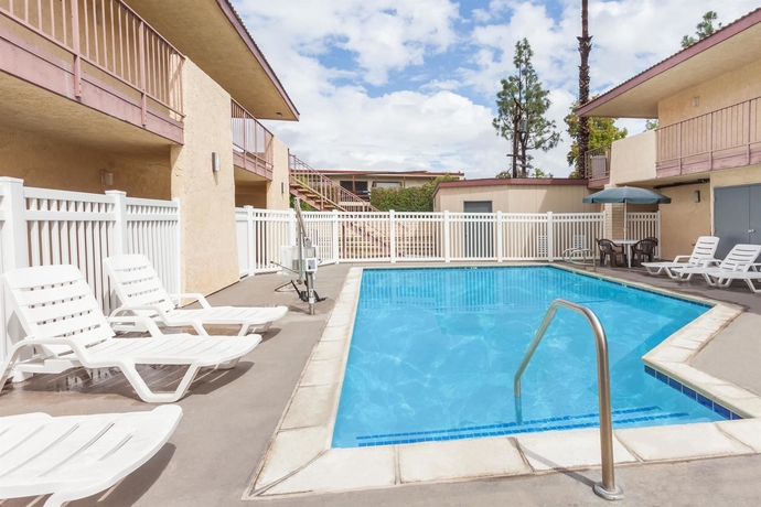 Imagen de la piscina del Hotel Signature Anaheim Maingate. Foto 16
