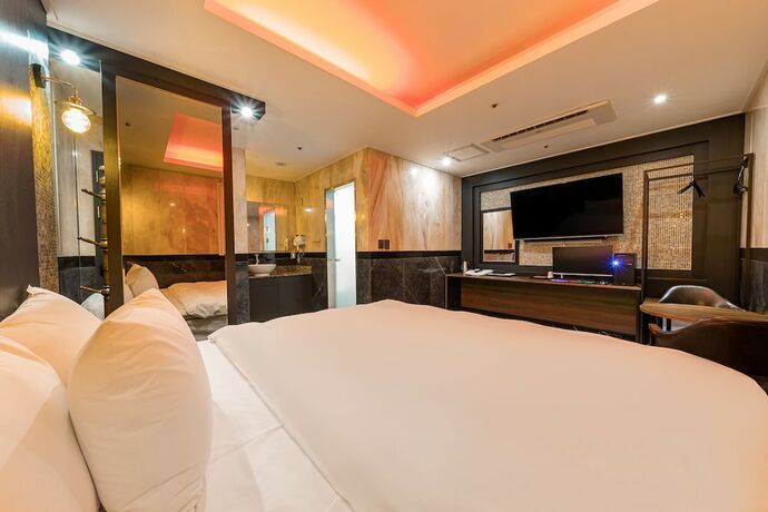 Imagen de la habitación del Hotel Signature. Foto 8
