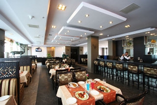 Imagen del bar/restaurante del Hotel Signature Grand. Foto 1