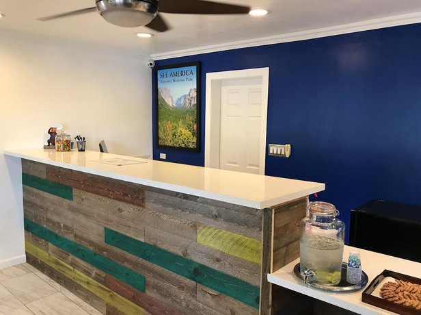 Imagen de los interiores del Hotel Signature Inn Merced Yosemite Parkway. Foto 10