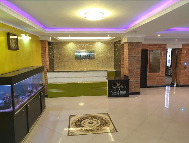 Imagen de los interiores del Hotel Signature Suites and. Foto 17
