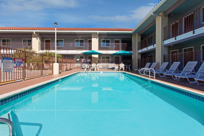 Imagen de la piscina del Hotel Signature Temecula. Foto 15