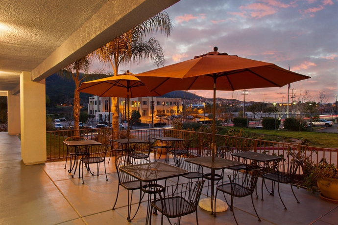 Imagen del bar/restaurante del Hotel Signature Temecula. Foto 4