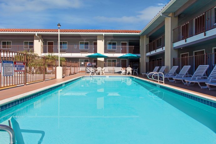Imagen de la piscina del Hotel Signature Temecula. Foto 16
