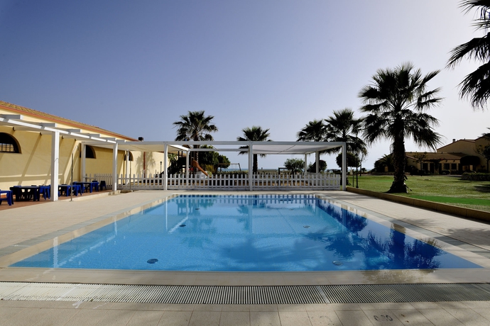 Imagen de la piscina del Hotel Sikania Resort and Spa. Foto 16