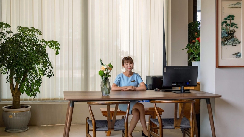 Imagen de los interiores del Hotel Silk Road-Fu Tea Town Boutique Homestay. Foto 16