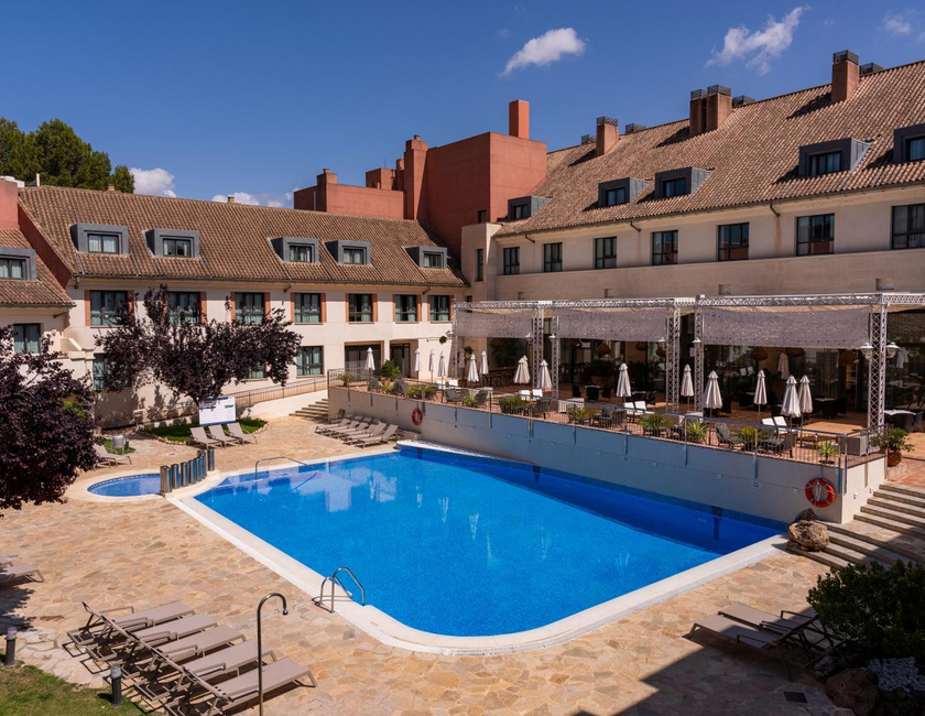 Imagen de la piscina del Hotel Silken Antequera Hills. Foto 17
