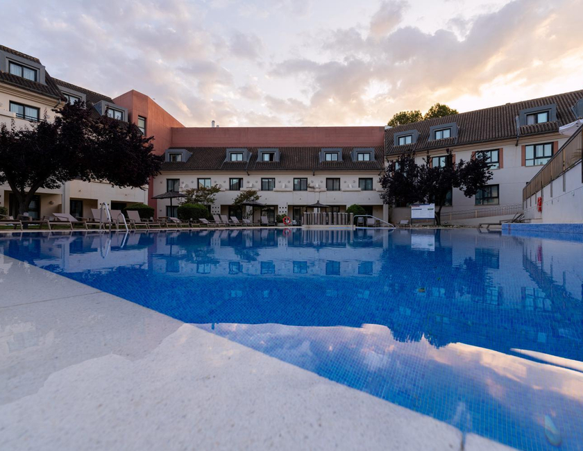 Imagen de la piscina del Hotel Silken Antequera Hills. Foto 18