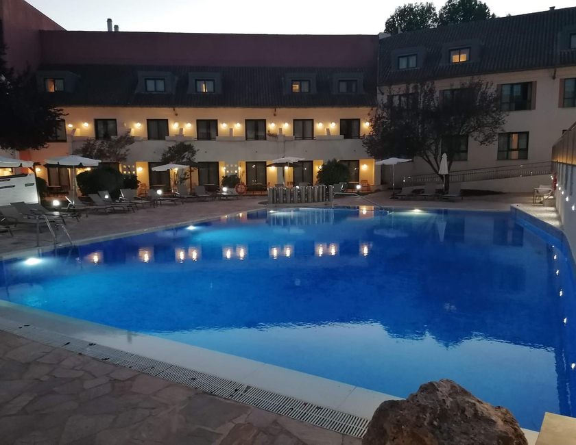 Imagen de la piscina del Hotel Silken Antequera Hills. Foto 19