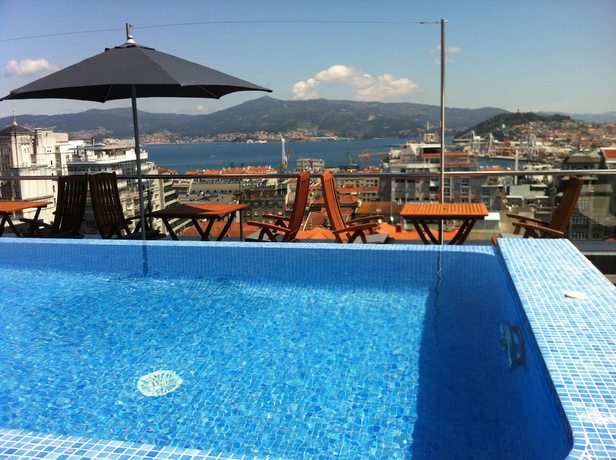 Imagen de la piscina del Hotel Silken Axis Vigo. Foto 15
