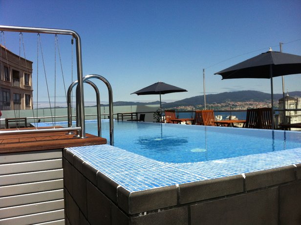 Imagen de la piscina del Hotel Silken Axis Vigo. Foto 17