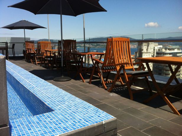 Imagen de la piscina del Hotel Silken Axis Vigo. Foto 18