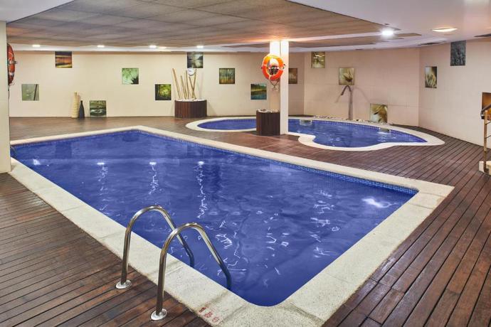 Imagen de la piscina del Hotel Silken Ciudad Gij&oacute;n. Foto 19
