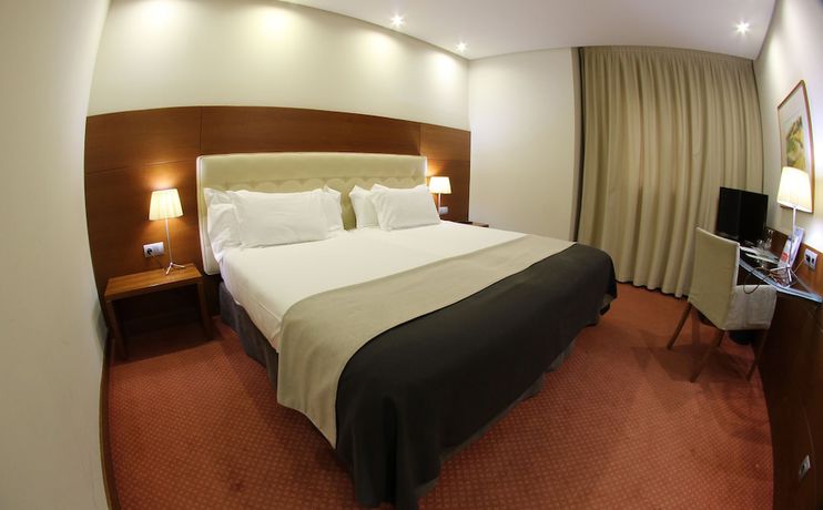 Imagen de la habitación del Hotel Silken Coliseum. Foto 13