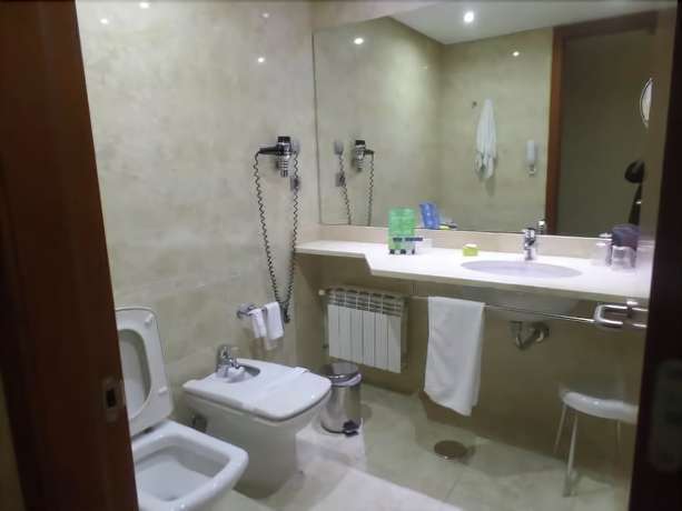 Imagen de la habitación del Hotel Silken Coliseum. Foto 17