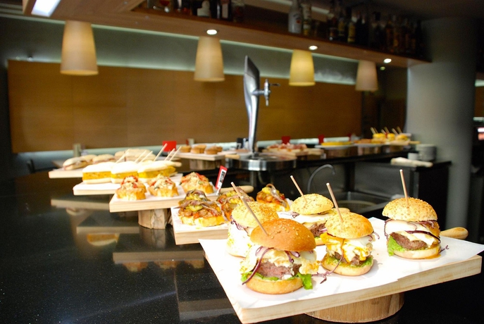 Imagen del bar/restaurante del Hotel Silken Indautxu Bilbao. Foto 7