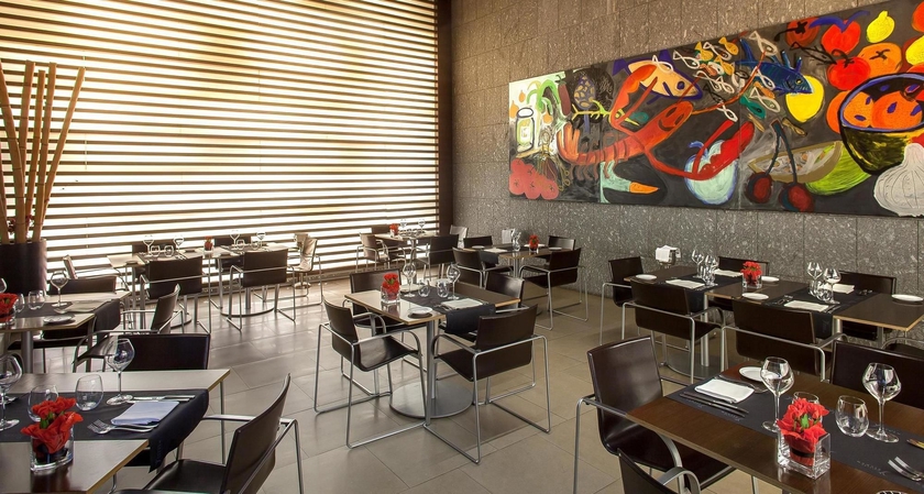 Imagen del bar/restaurante del Hotel Silken Puerta De Valencia. Foto 2