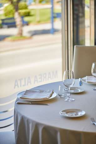 Imagen del bar/restaurante del Hotel Silken Rio Santander. Foto 2