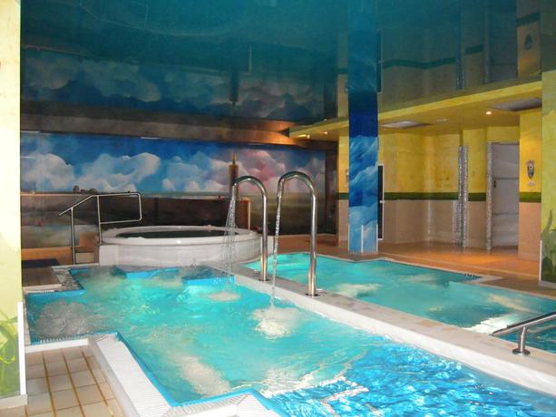 Imagen de la piscina del Hotel Silken Spa La Hacienda De Don Juan. Foto 10