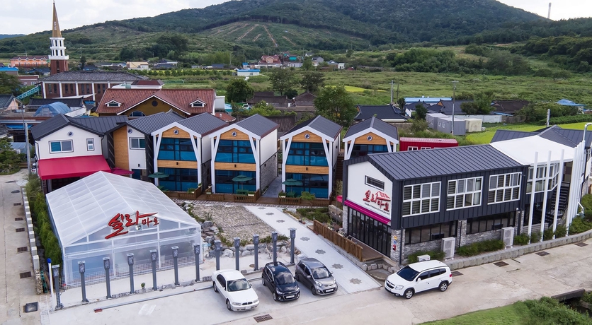 Imagen de los exteriores del Hotel Sillamasil. Foto 14