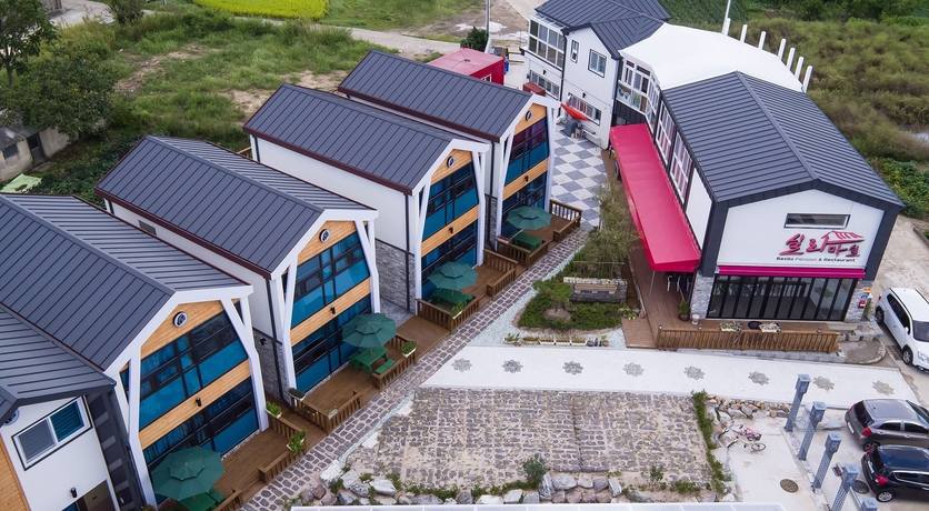 Imagen de los exteriores del Hotel Sillamasil. Foto 16
