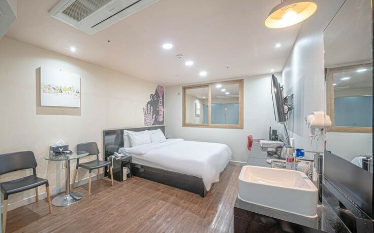 Imagen de la habitación del Hotel Sillim K2. Foto 15