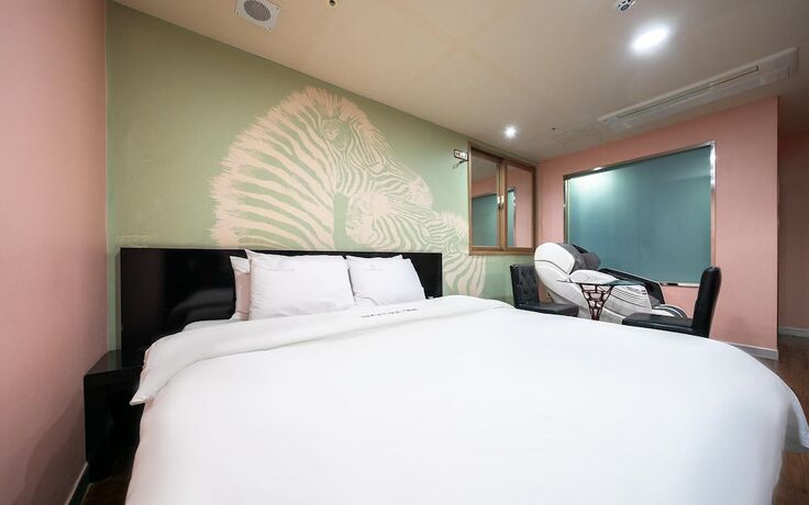 Imagen de la habitación del Hotel Sillim K2. Foto 19